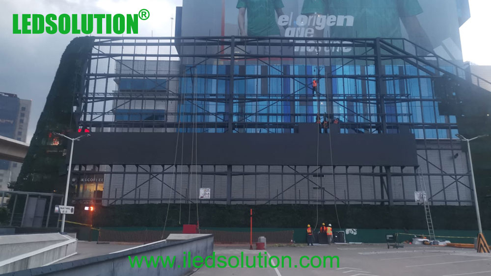 LEDSOLUTION 300sqm LED Display Lights Up Mexico City (1)